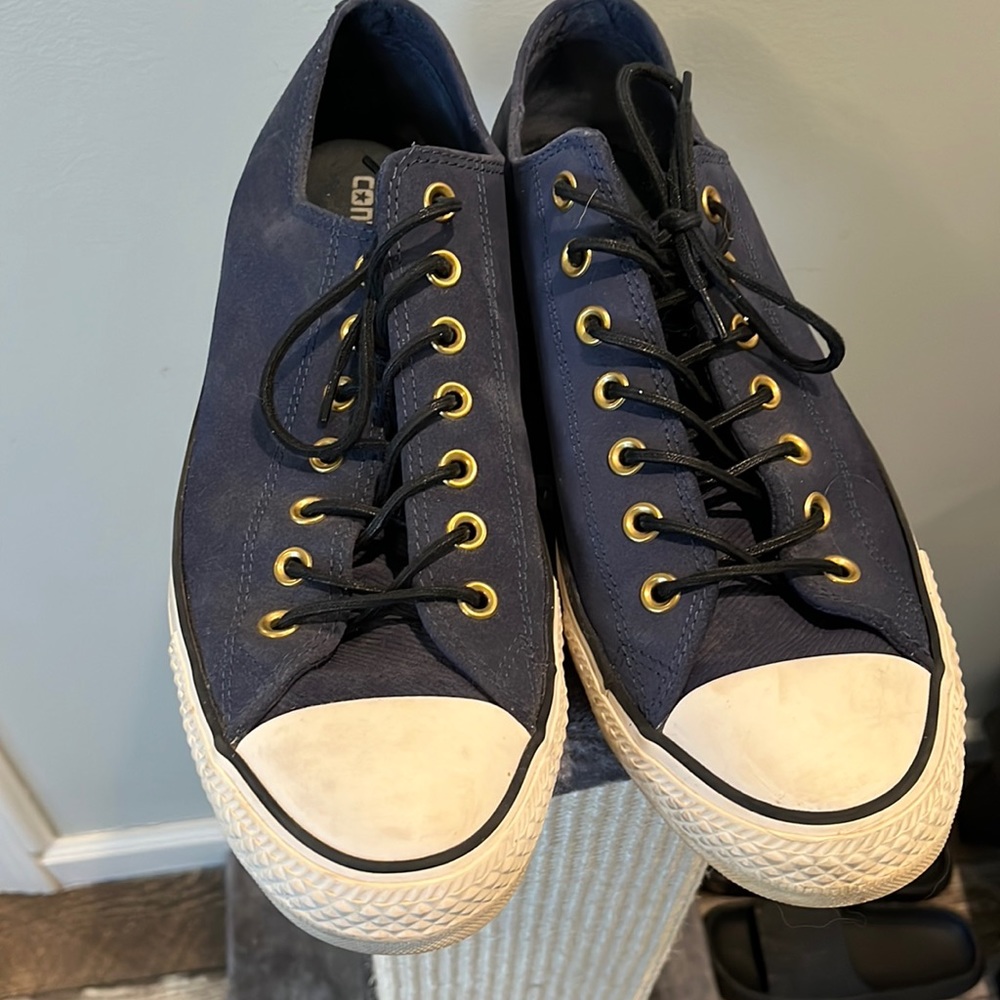 Navy Converse all stars, leather upper! Unisex men’s 11 or woman’s 13